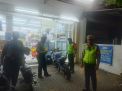 Patroli Malam di Mini Market, Anggota Polsek Pabean Cantikan Sampaikan Pesan Waspada Uang Palsu