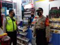 Patroli Malam di Mini Market, Personil Polsek Semampir Sampaikan Pesan Waspada Uang Palsu