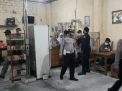 Kanit Lantas Polsek Asemrowo Pimpin Operasi Jam Malam & Penertiban Masker di Warung-Warung