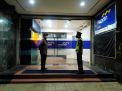 Personil Polsek Pabean Cantikan Gelar Patroli Malam di Kantor Bank, Sampaikan Pesan Waspada 3C