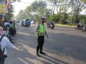 Beri Pelayanan Masyarakat, Unit Lantas Polsek Asemrowo Laksanakan Pengaturan Pagi
