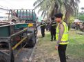 Personil Satsabhara Tindak Tegas Truk Yang Parkir Sembarangan