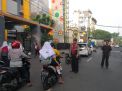 Babinkamtibmas Bongkaran Atur lalu Lintas Pagi di Jalan Bunguran