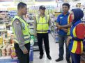 Polsek Krembangan Patroli Malam di Mini Market, Sampaikan Pesan Waspada Uang Palsu