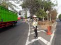 Satlantas Polres Tanjung Perak Laksanakan Pengaturan Pagi Beri Pelayanan Ke Pekerja & Anak Sekolah