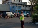 Unit Lantas Polsek Krembangan Lakukan Pengaturan Pagi Berikan Pelayanan Kepada Masyarakat