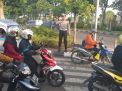 Cegah Kemacetan Pagi, Polsek Asemrowo Lakukan Pengaturan Rutin
