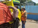 Satsabhara Polres Tanjung Perak Lakukan Pemeriksaan Truk Bermuatan