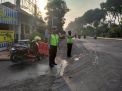 Unit Lantas Polsek Asemrowo Lakukan Pengaturan Pagi Bantu Keberangkatan Anak Sekolah