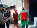 Panit Binmas Polsek Asemrowo Dampingi Penyemprotan Disinfektan