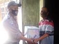 Babinkamtibmas Perak Utara Bagi-Bagi Sembako Untuk Warga Kalimas Baru