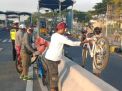 Satlantas Polres Tanjung Perak Hentikan Pengendara Sepeda Angin di Tol Suramadu