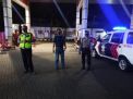 Polsek Semampir Gelar Patroli Malam di SPBU, Sampaikan Himbauan Waspada Uang Palsu