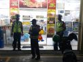 Polsek Pabean Cantikan Patroli Malam di Mini Market, Ingatkan Waspada Uang Palsu