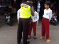 Ajari Murid SD Cara Memakai Seragam Yang Benar