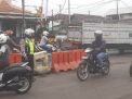 Unit Lantas Polsek Asemrowo Lakukan Pengaturan Pagi, Bantu Keberangkatan Pekerja