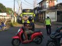 Unit Lantas Polsek Asemrowo Lakukan Pengaturan Pagi di Jalan Tambak Mayor Untuk Cegah Kemacetan