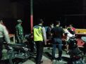 Personil Polsek Krembangan Bareng Koramil Gelar Operasi Jam Malam di Warkop-Warkop