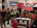 Polsek Krembangan Lakukan Operasi Penertiban Masker di Cafe & Warkop