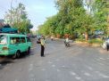 Unit Lantas Polsek Semampir Atur Lalu Lintas Pagi di Jalan Karang Tembok, Bantu Keberangkatan Pekerja