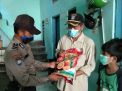Babinkamtibmas Takal Kedinding Bagikan Bantuan Sembako Kepada Warga Kalilom Lor