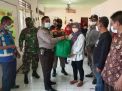 Babinkamtibmas Perak Utara Ikut Bagikan Bantuan Sembako Dari Pemkot Surabaya