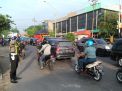 Satlantas Polres Tanjung Perak Laksanakan Pengaturan Rutin di Jalan Kalimas