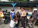 Kapolsek Krembangan Bantu Ganti Lampu Motor Pemudik