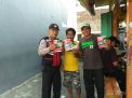 Babinkamtibmas Bongkaran Bagi-Bagi Brosur SPKT Door To Door Ke Warkop