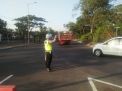 Satlantas Polres Tanjung Perak Bantu Keberangkatan Anak Sekolah Melalui Pengaturan Pagi