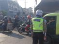 Satlantas Polres Tanjung Perak Atur Lalu Lintas Pagi, Beri Pelayanan Ke Masyarakat