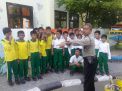 Babinkamtibmas Kenjeran Sambang MI Romly Tamim Dalam Rangka Rabu Narsis