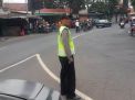 Polsek Krembangan Atur Lalu Lintas Pagi Bantu Keberangkatan Anak-anak Sekolah