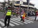 Polsek Krembangan Atur Lalu Lintas Pagi Lancarkan Keberangkatan Anak Sekolah