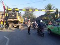 Cegah Macet Karena Alat Berat Mogok, Kanit Turjawali Satlantas Polres Tanjung Perak Lakukan Pengaturan