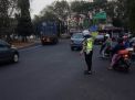 Bantu Keberangkatan Pekerja, Satlantas Polres Tanjung Perak Lakukan Pengaturan Pagi