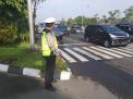 Unit Lantas Polsek Asemrowo Bantu Keberangkatan Pekerja Melalui Pengaturan Pagi