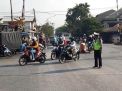 Bantu Keberangkatan Anak Sekolah, Unit Lantas Polsek Asemrowo Lakukan Pengaturan Pagi