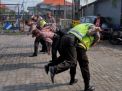 Kanit Lantas Polsek Krembangan Pimpin Pelatihan Teknik Beladiri Dalam Program Kamis Pak Polis
