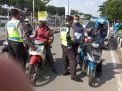 Tegakkan Aturan PSBB, Polsek Kenjeran Periksa Sepeda Motor Yang Hendak Menuju Madura