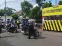 Personil Pospam Polsek Asemrowo Laksanakan Penyekatan PSBB di Jalan Dupak Rukun