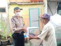Babinkamtibmas Sidotopo Bagikan Bantuan Sembako Kapolres Tanjung Perak ke Tukang Becak
