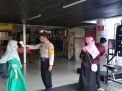 Anggota Piket Pospam Operasi Ketupat Semeru Polsek Pabean Cantikan Cek Suhu Badan Penumpang KA