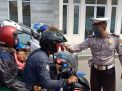 Personil Pospam Check Point Polres Tanjung Perak Lakukan Penyekatan Kendaraan