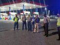 Polsek Asemrowo Patroli Malam di SPBU, Sampaikan Himbauan Waspada Uang Palsu