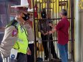 Polsek Asemrowo Lakukan Pengecekan Rutin Tahanan, Antisipasi Penyelundupan Barang Terlarang