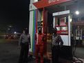 Polsek Asemrowo Patroli Malam di SPBU, Sampaikan Himbauan Waspada Uang Palsu