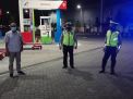 Polsek Asemrowo Gelar Patroli Malam di SPBU, Ingatkan Untuk Waspada Uang Palsu