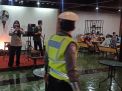 Polsek Asemrowo Sampaikan Himbauan Protokol Kesehatan Pada Pemilik & Pengunjung Warkop