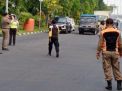 Polsek Asemrowo Laksanakan Penyekatan Bersama Satpol PP & Dishub di Dupak Rukun